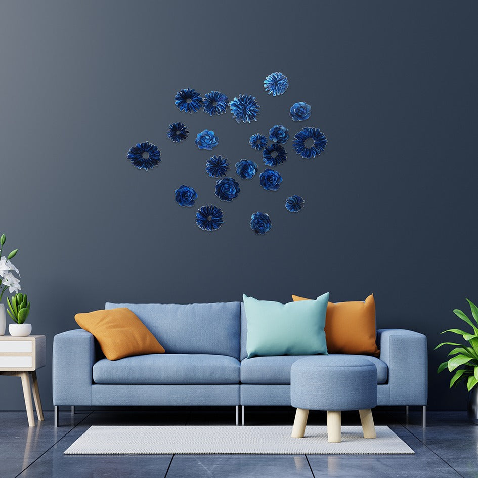 Wall art van blauwe rozetten