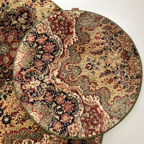 Vintage tapijt terracotta kleur rood, donkerblauw en olijfgroene rand